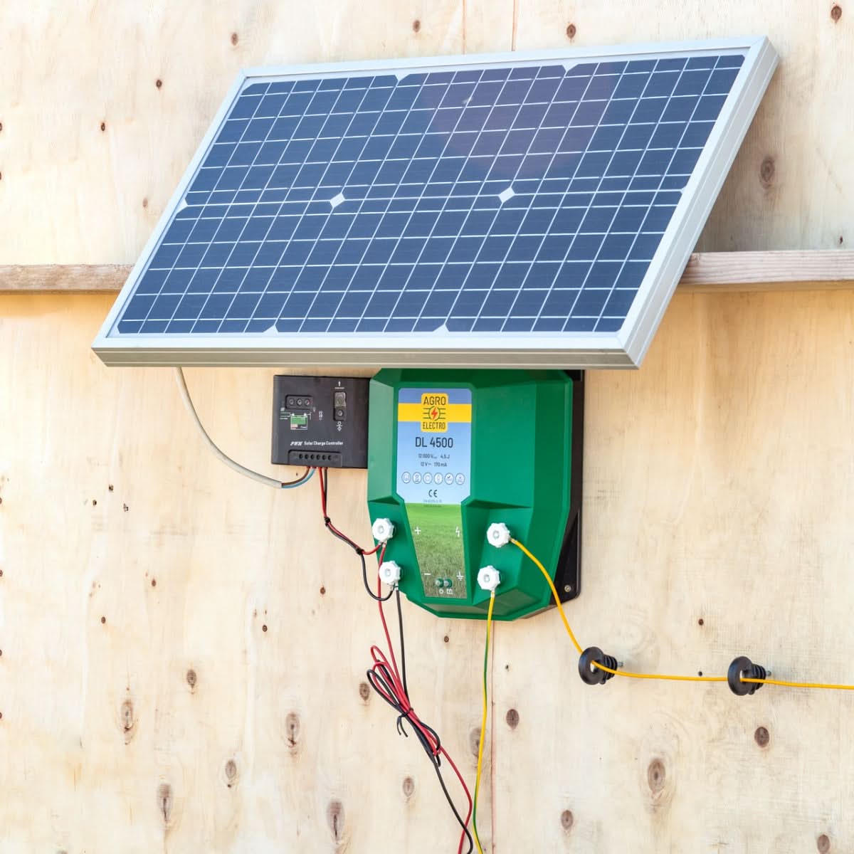 Aparat gard electric DL 4500, 4.5 Joule, cu panou solar 30W si regulator incarcare PWM 10A, alimentare 12V, lungime pana la 12.000 m