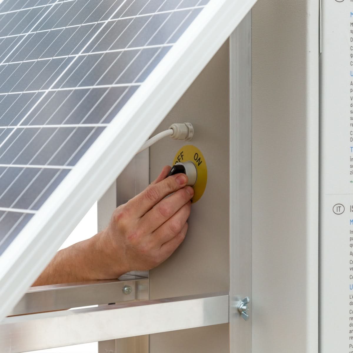 Sistem aparat gard electric (generator de impulsuri) DL 7200, cu panou solar 50 W, regulator de incarcare PWM 10 A, asamblat intr-o cutie metalica