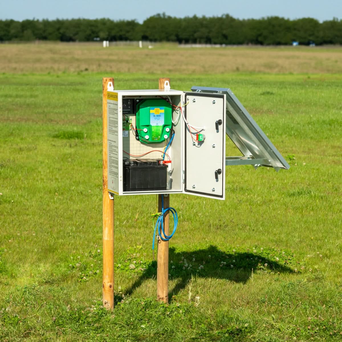 Sistem aparat gard electric (generator de impulsuri) DL 7200, cu panou solar 50 W, regulator de incarcare PWM 10 A, asamblat intr-o cutie metalica