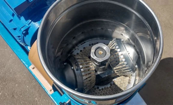 Granulator furaje ZEP GKP-15 Artmash cu role conice, motor 15 kW, matrita 4 mm, productie pana la 450 kg/ora