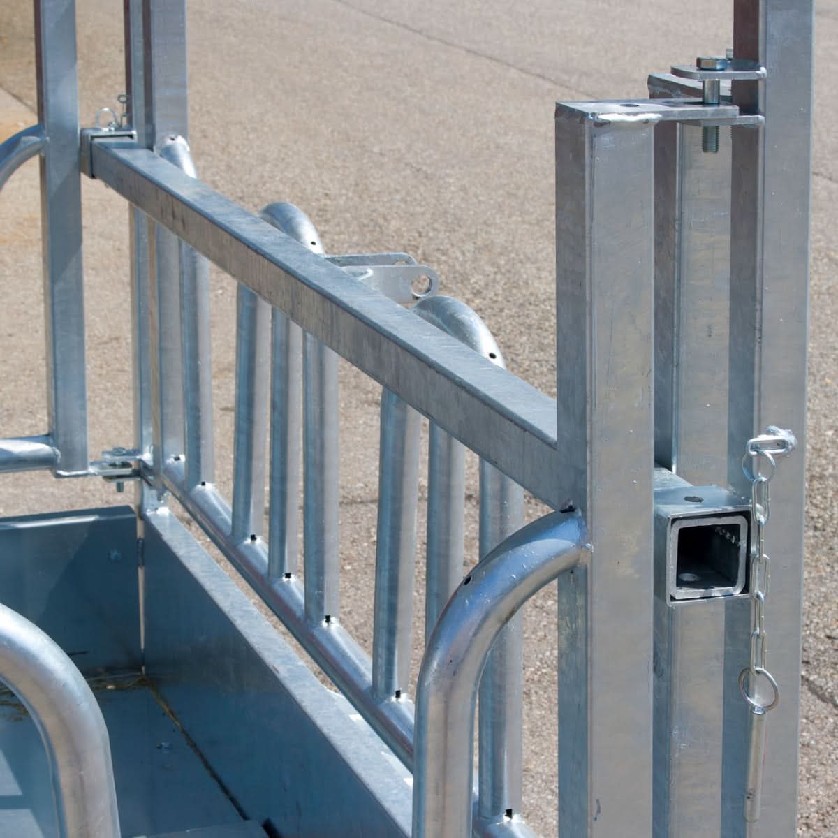 Iesle patrata cu acoperis si 12 locuri de hranire pentru cai si bovine