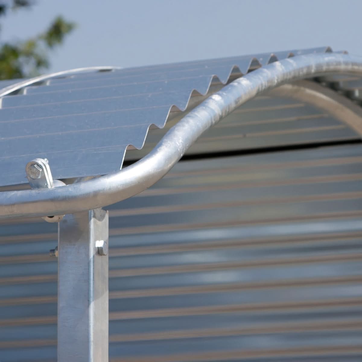 Iesle patrata cu acoperis si 12 locuri de hranire pentru cai si bovine