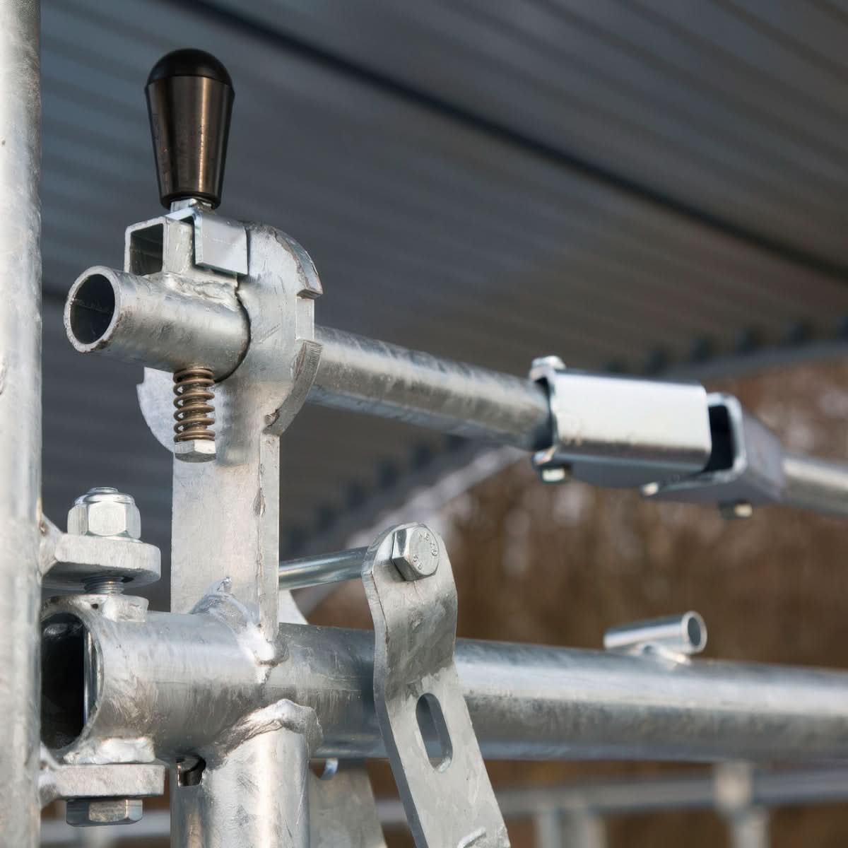 Iesle patrata cu acoperis si 12 locuri de hranire, cu autoblocare