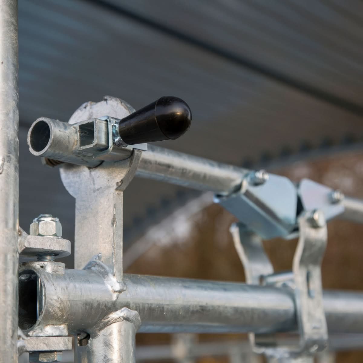 Iesle patrata cu acoperis si 12 locuri de hranire, cu autoblocare