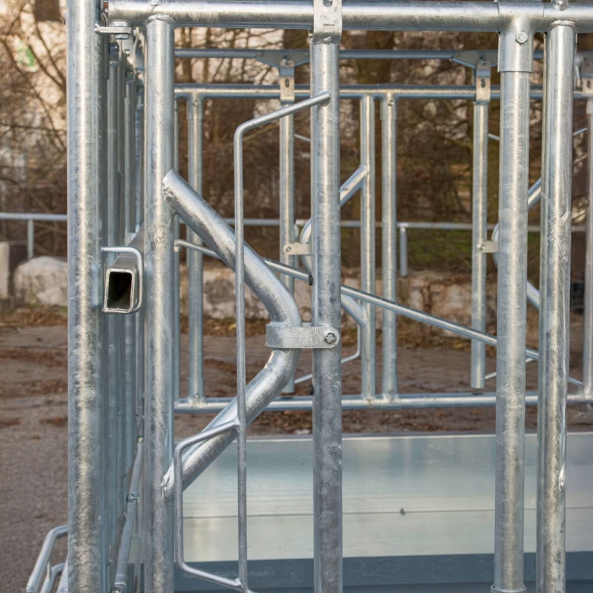 Iesle patrata cu acoperis si 12 locuri de hranire, cu autoblocare