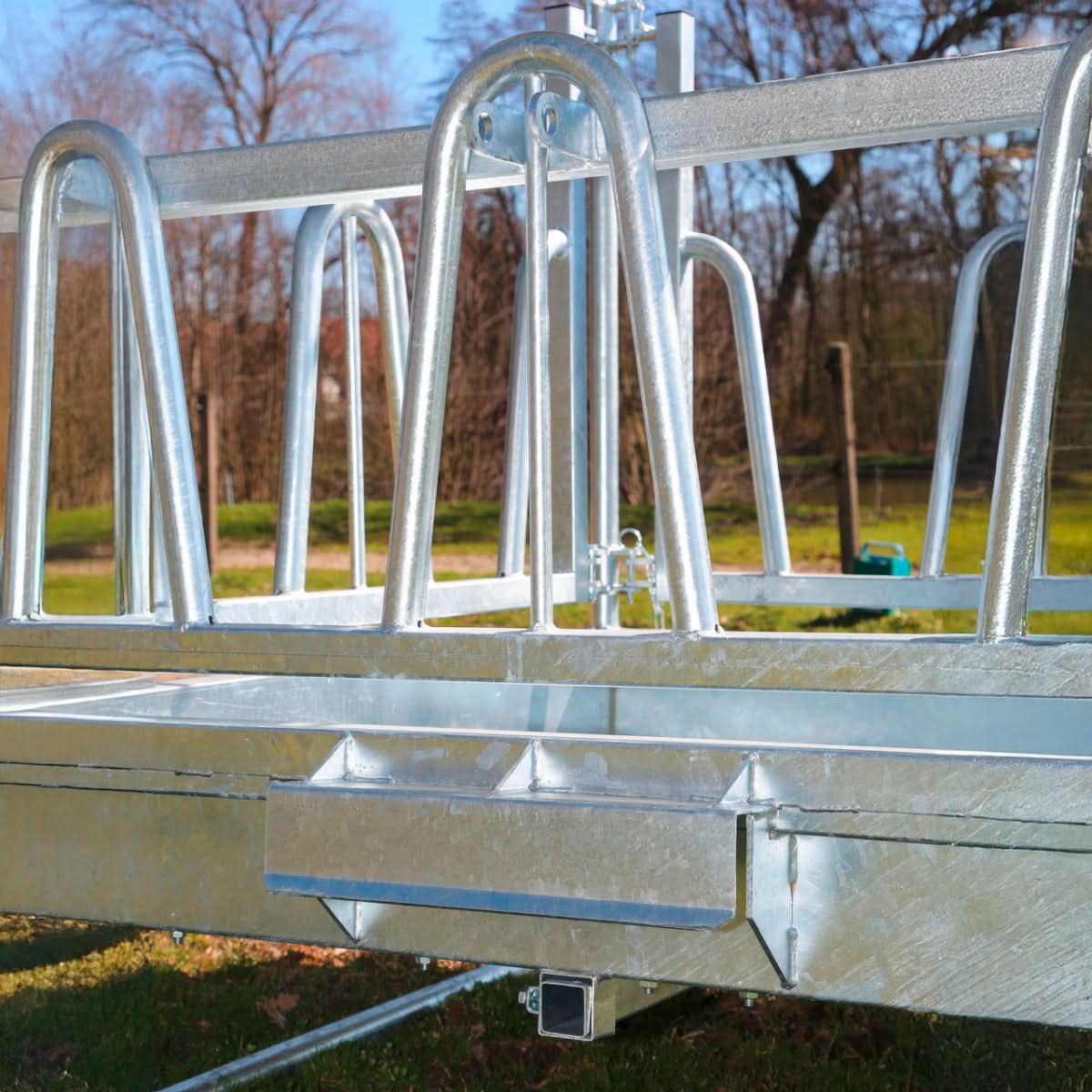 Iesle patrata cu acoperis si 8 locuri de hranire