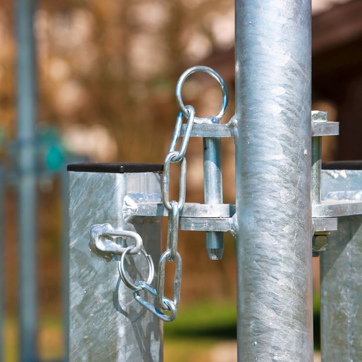 Iesle patrata cu acoperis si 8 locuri de hranire