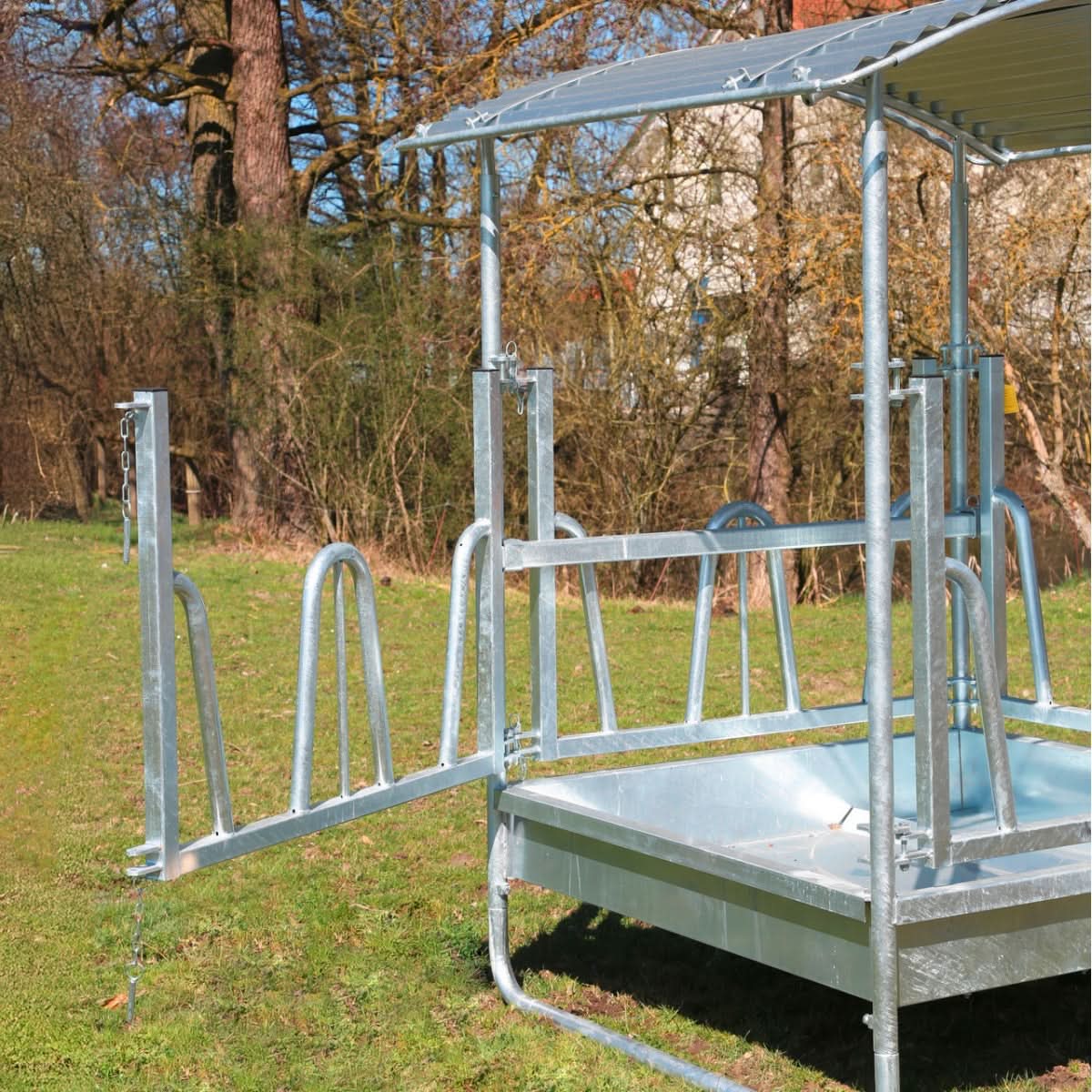 Iesle patrata cu acoperis si 8 locuri de hranire