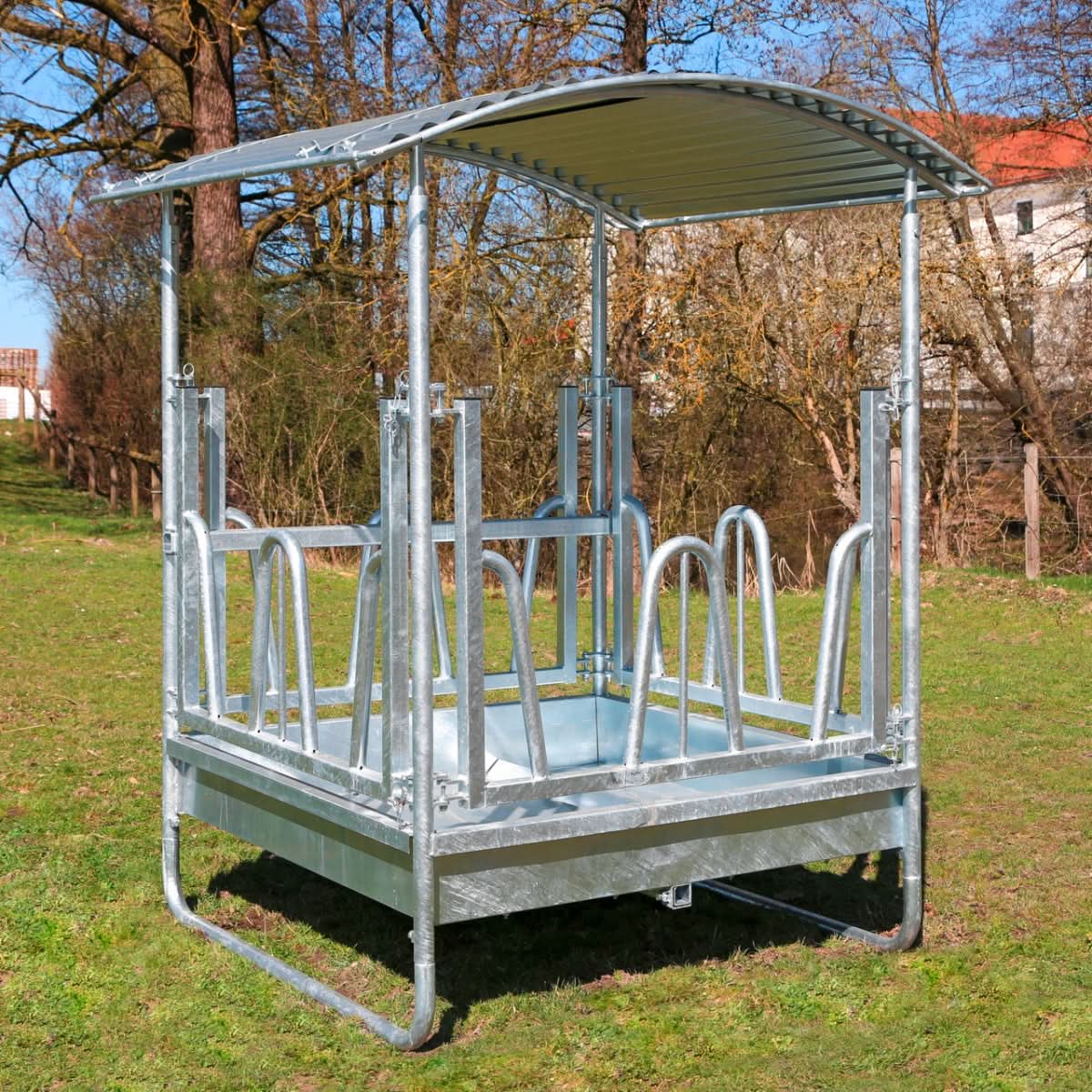 Iesle patrata cu acoperis si 8 locuri de hranire