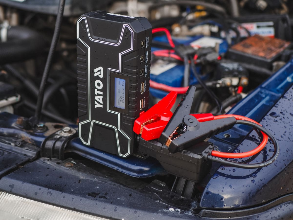 Robot de pornire auto / Power Bank 12000mAh, display LCD, lanterna SOS, pentru motoare benzina si diesel, incarcare dispozitive mobile