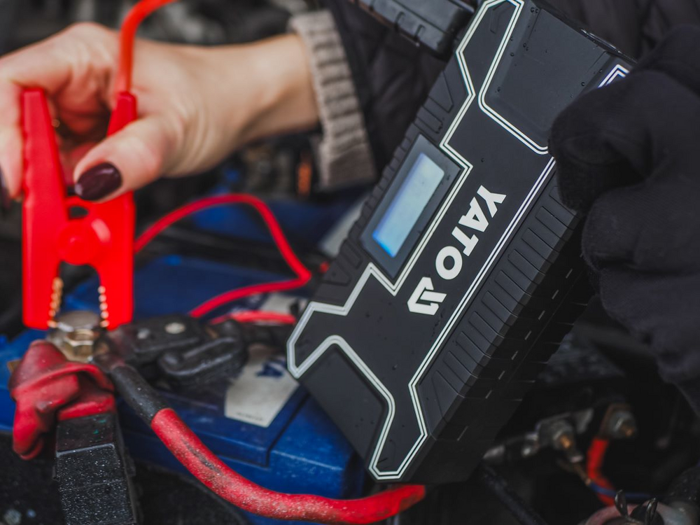 Robot de pornire auto / Power Bank 12000mAh, display LCD, lanterna SOS, pentru motoare benzina si diesel, incarcare dispozitive mobile