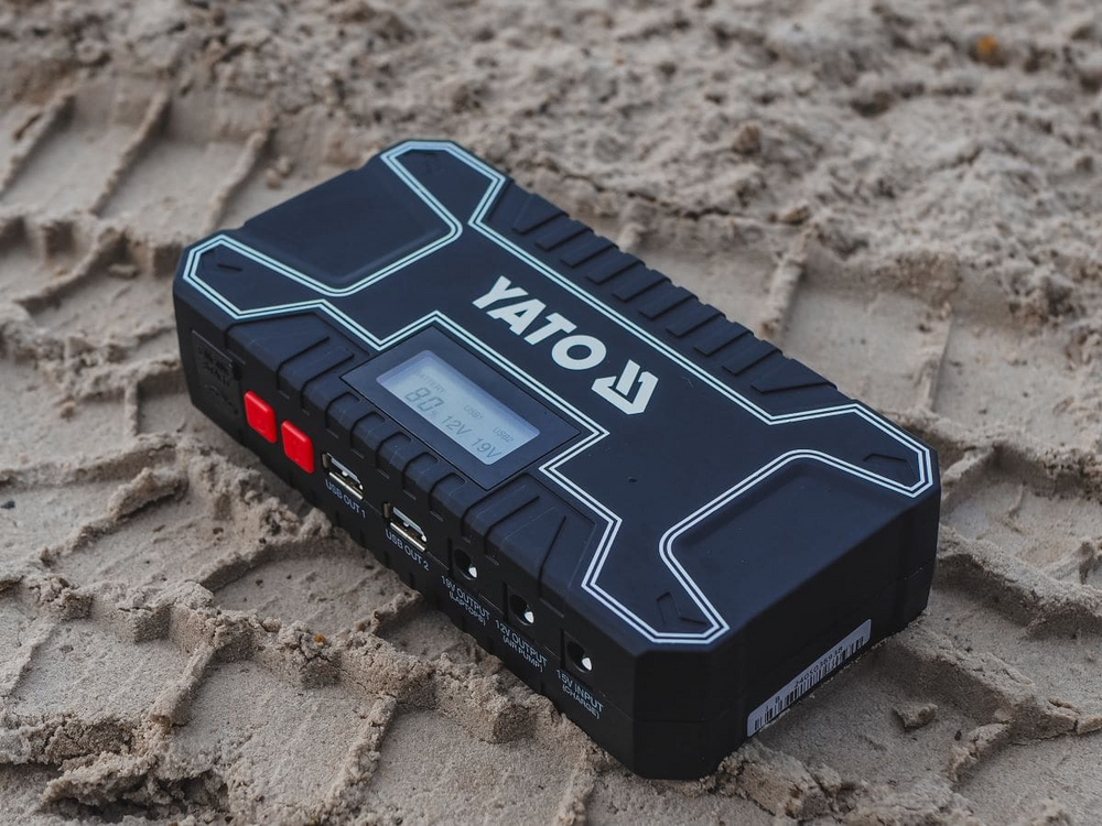 Robot de pornire auto / Power Bank 12000mAh, display LCD, lanterna SOS, pentru motoare benzina si diesel, incarcare dispozitive mobile