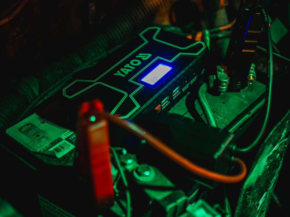 Robot de pornire auto / Power Bank 12000mAh, display LCD, lanterna SOS, pentru motoare benzina si diesel, incarcare dispozitive mobile