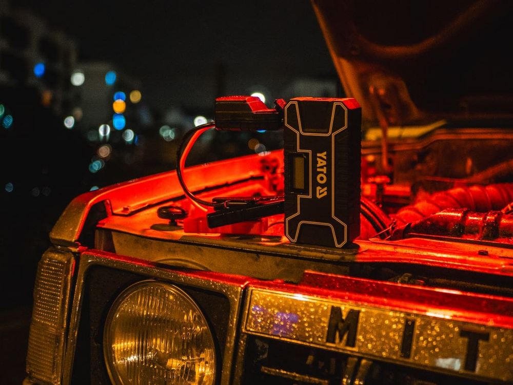 Robot de pornire auto / Power Bank 12000mAh, display LCD, lanterna SOS, pentru motoare benzina si diesel, incarcare dispozitive mobile