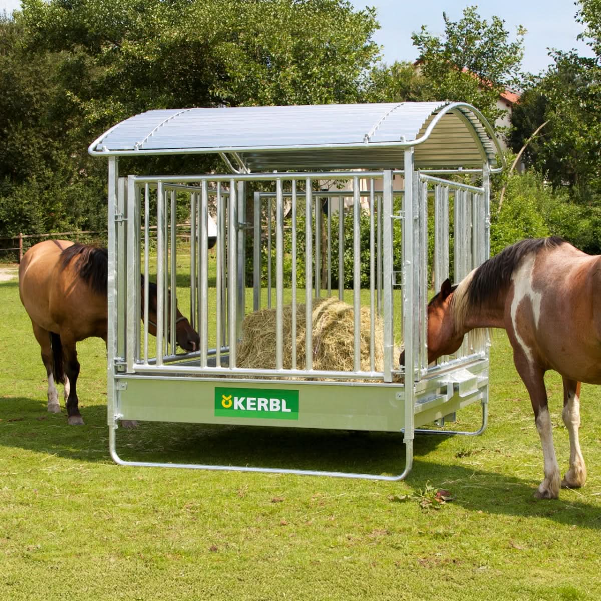 Iesle patrata pentru cai, cu acoperis si 12 locuri de hranire