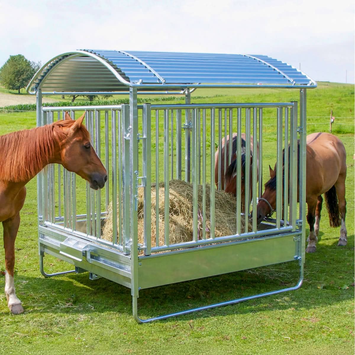 Iesle patrata pentru cai, cu acoperis si 12 locuri de hranire