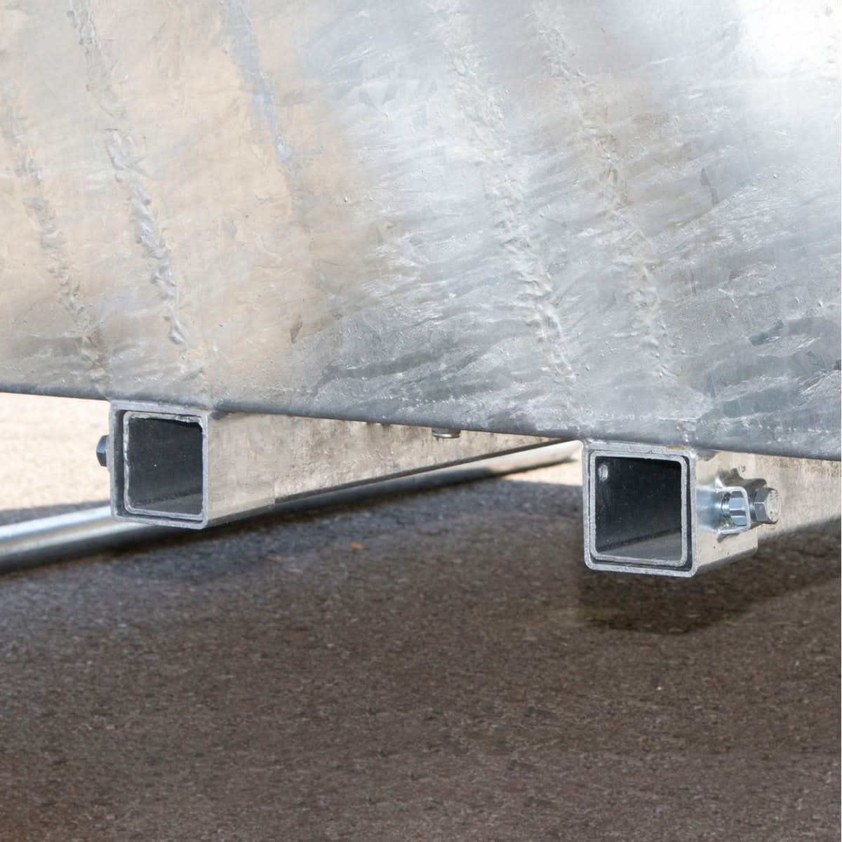 Iesle patrata pentru cai, cu acoperis si 12 locuri de hranire