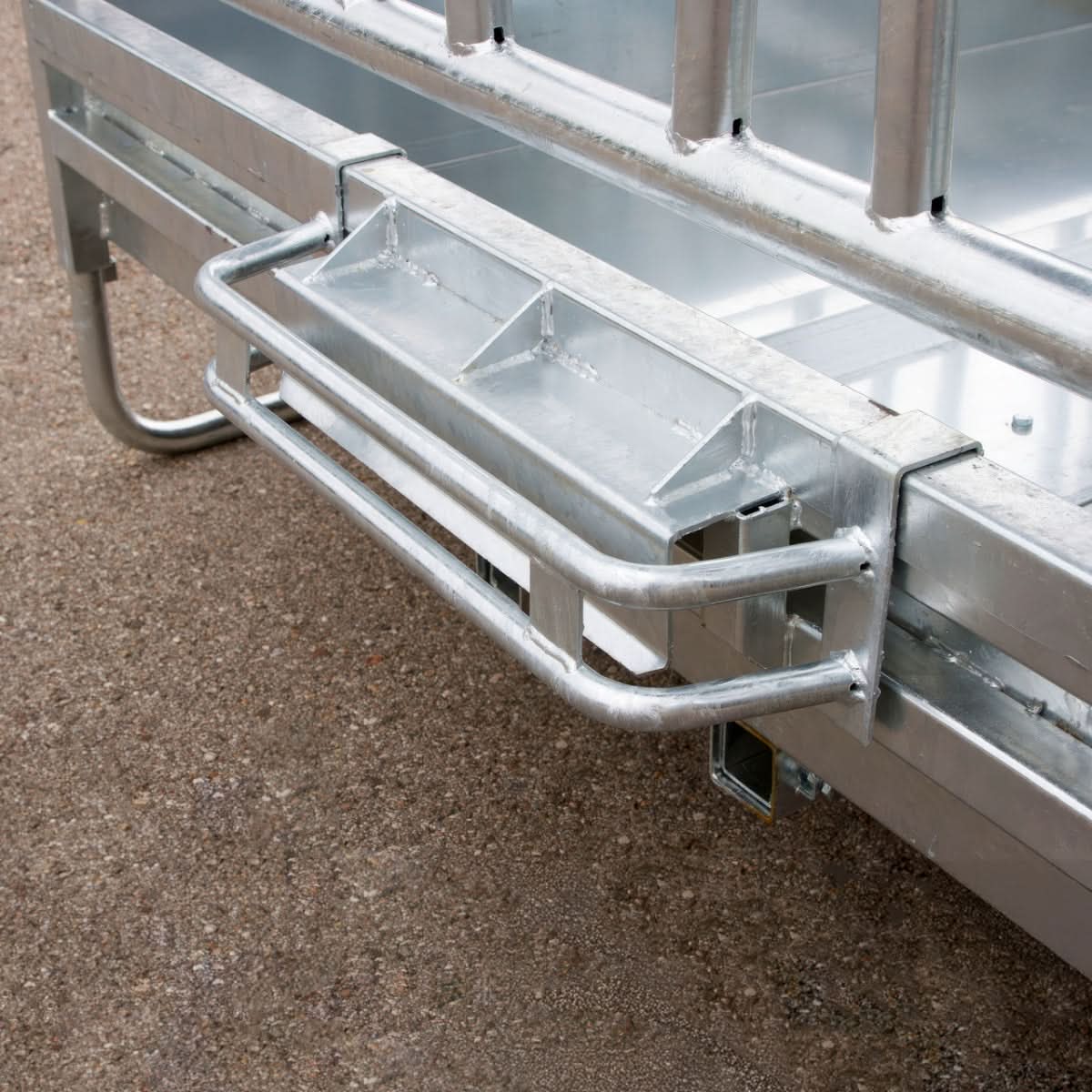 Iesle patrata pentru cai, cu acoperis si 12 locuri de hranire