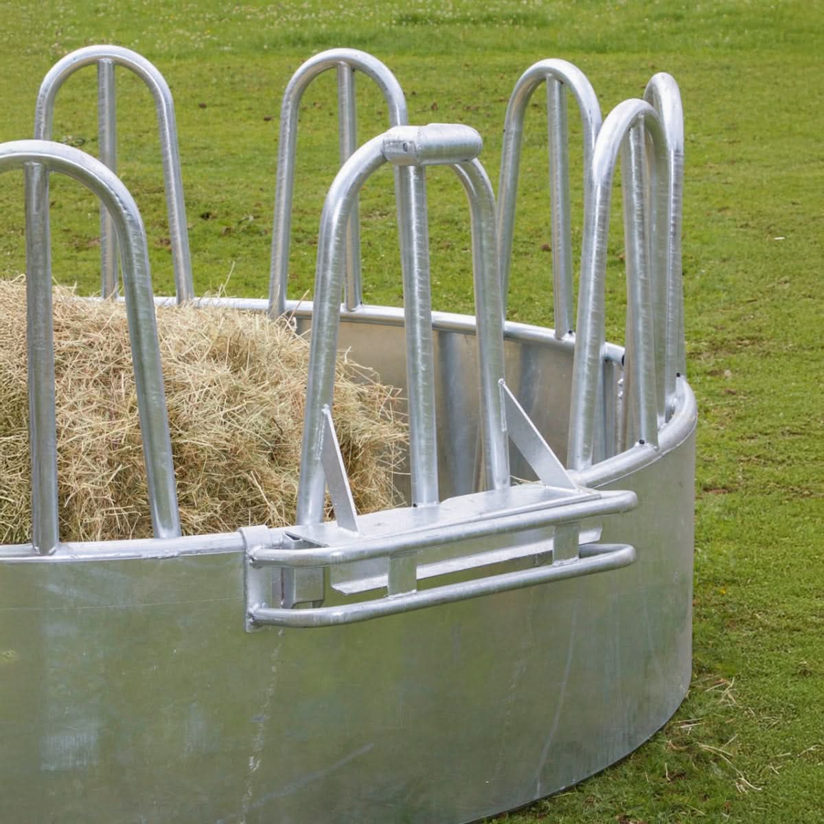 Iesle modulara rotunda pentru hranirea vacilor si cailor, cu 12 locuri de hranire