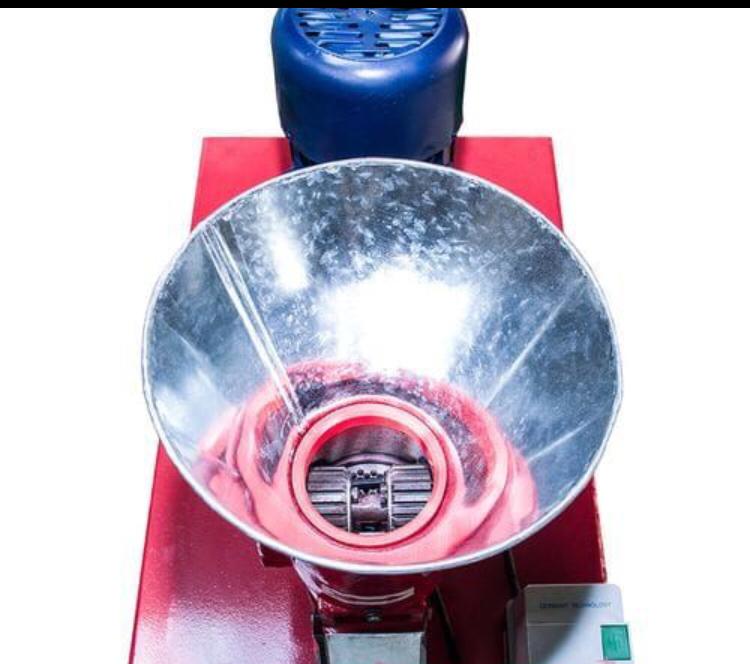 Granulator Furaje ZEP Eurogran 120, Motor 3 kW, 220V, 3 Matrite Incluse, Capacitate 100 kg/ora