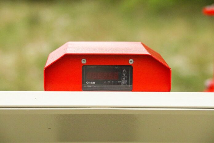 Tocator crengi ZEP MK-170BD ARPAL cu motor 35 CP, diametru max 180 mm, 10 m3/h, 6 cutite, jgheab 360°