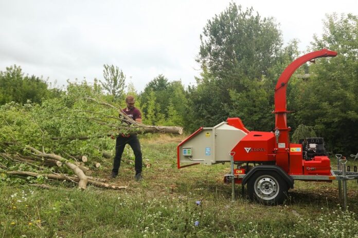 Tocator crengi ZEP MK-170BD ARPAL cu motor 35 CP, diametru max 180 mm, 10 m3/h, 6 cutite, jgheab 360°