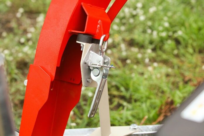 Tocator crengi ZEP MK-170BD ARPAL cu motor 35 CP, diametru max 180 mm, 10 m3/h, 6 cutite, jgheab 360°