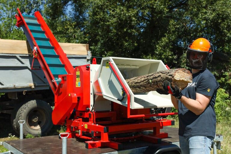 Tocator crengi ZE PAM-200 BD-K PRO cu motor 35 CP, diametru max 200 mm, banda transport 3.5 m, 14 m3/h