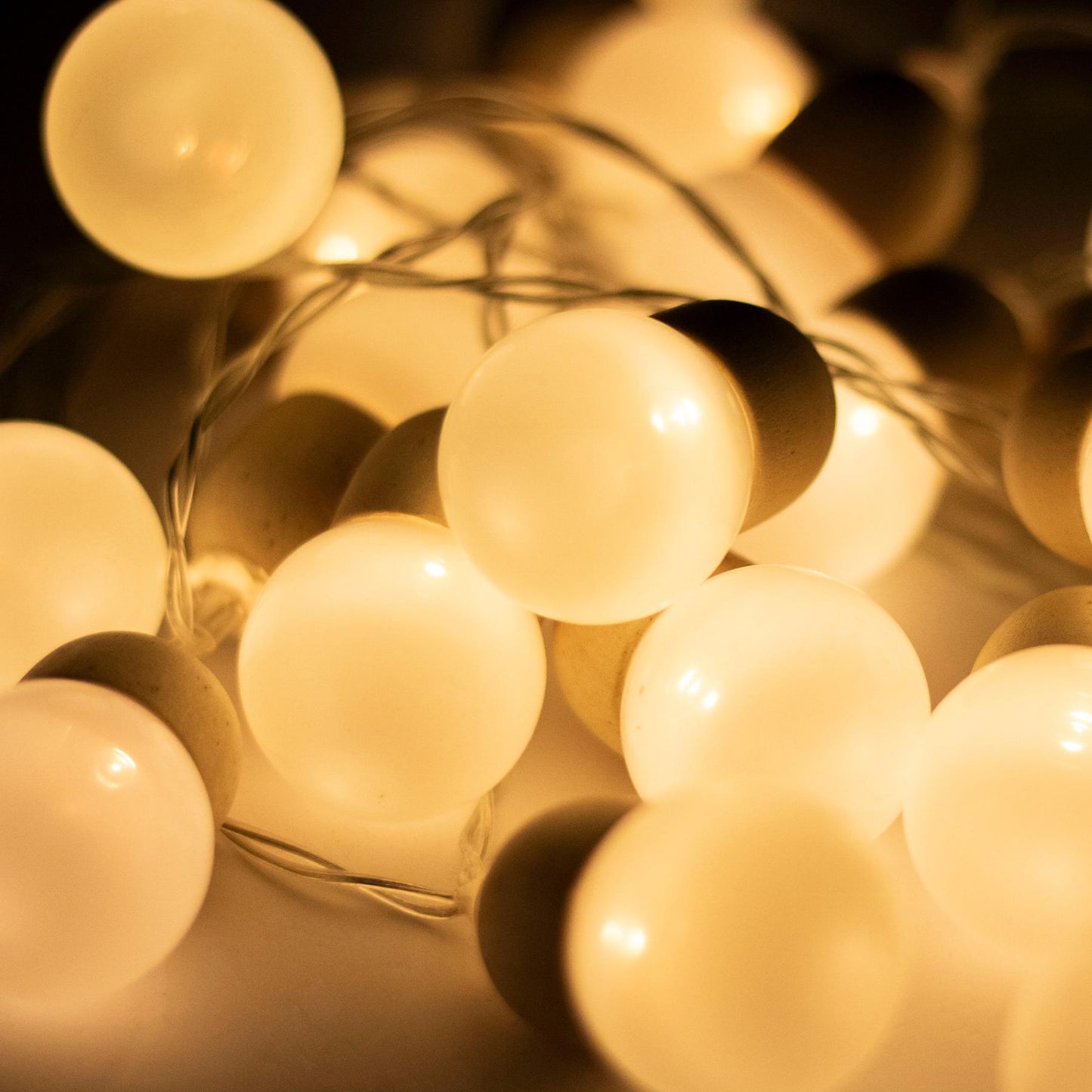 Ghirlanda luminoasa 20 LED alb cald, decor glob lemn si plastic, 2.85 m, pe baterii, comutator ON/OFF