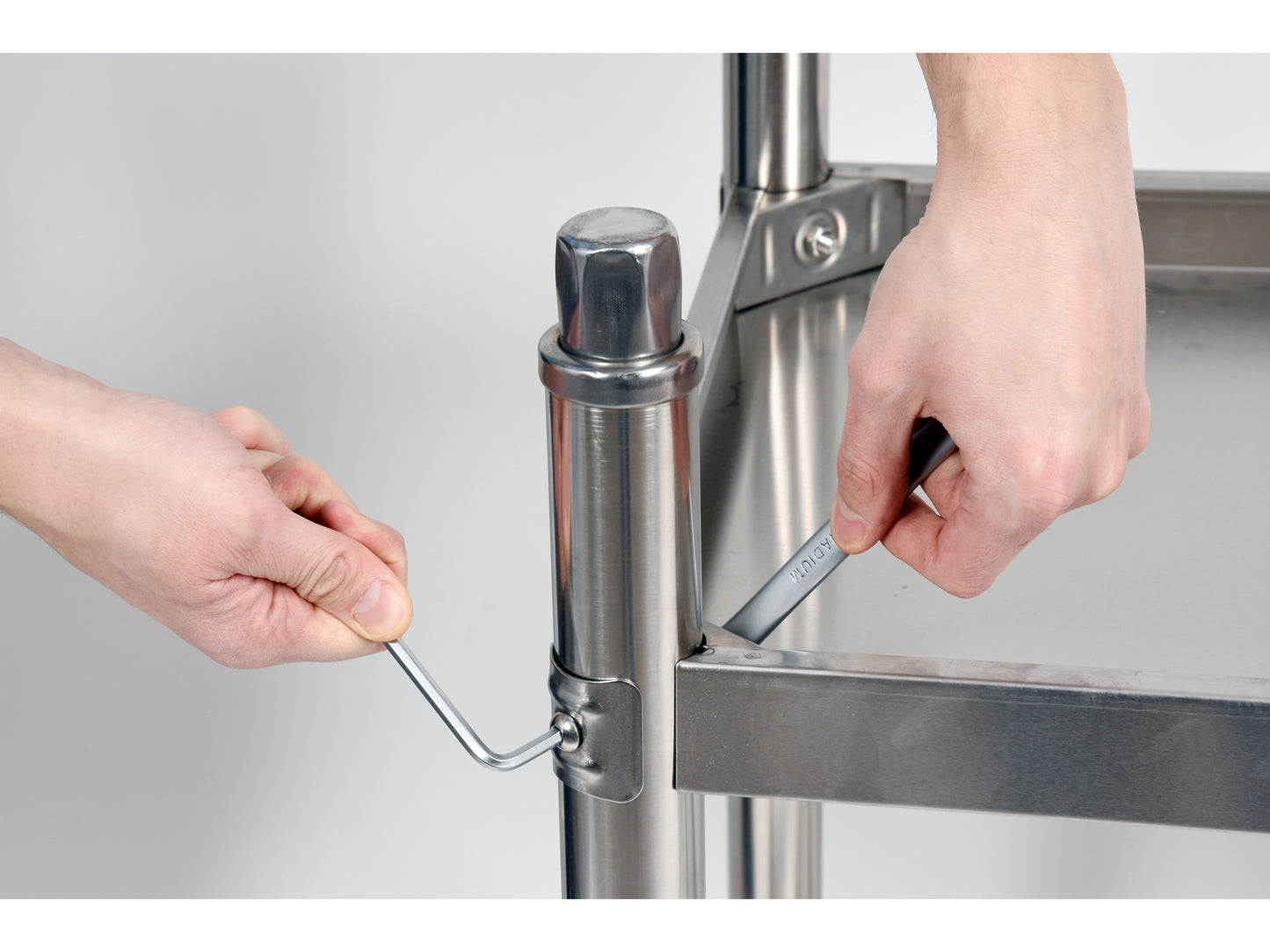 MASĂ DE LUCRU 1000X600XH850+100MM CU SPAȚIU DE DEPOZITARE ȘI TĂBLIE