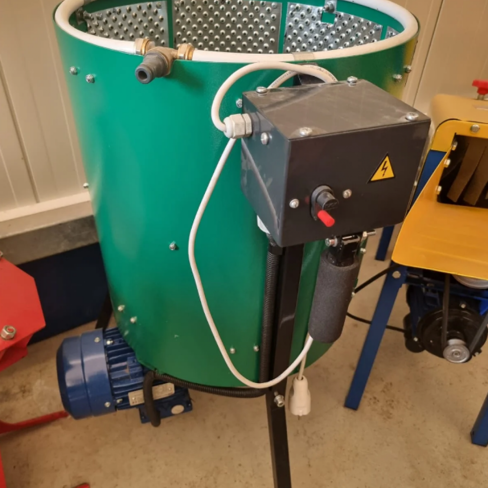 Masina de decojit cojile verzi ale nucilor, motor 0.75kw, 125rpm, 220v, capacitate 60L, Tehno Ms #488