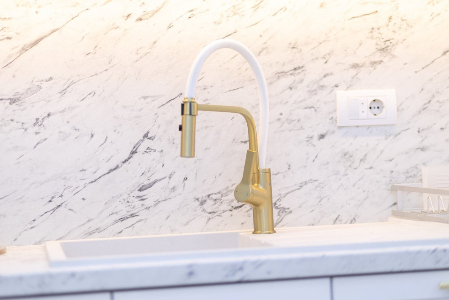 SET Chiuveta SanDonna din inox HD5550 aurie cu tavita si dozator + Baterie SanDonna ANDRA auriu-alb + ustensile de bucatarie din bambus