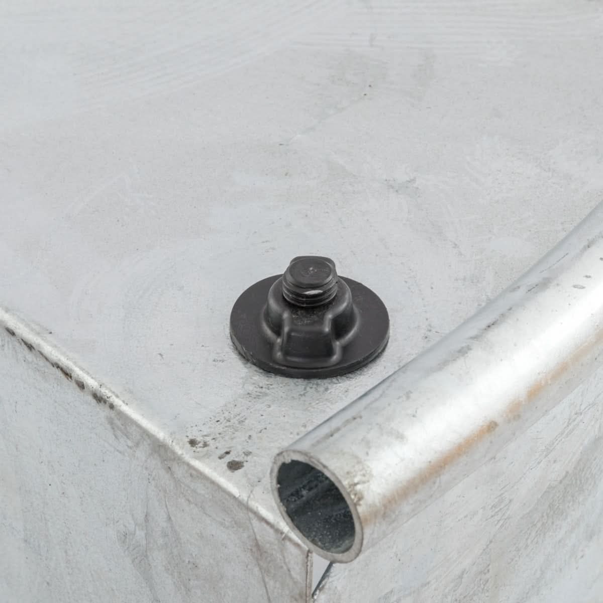 Hranitoare semirotunda otel zincat 28 litri pentru bovine si cabaline montare perete