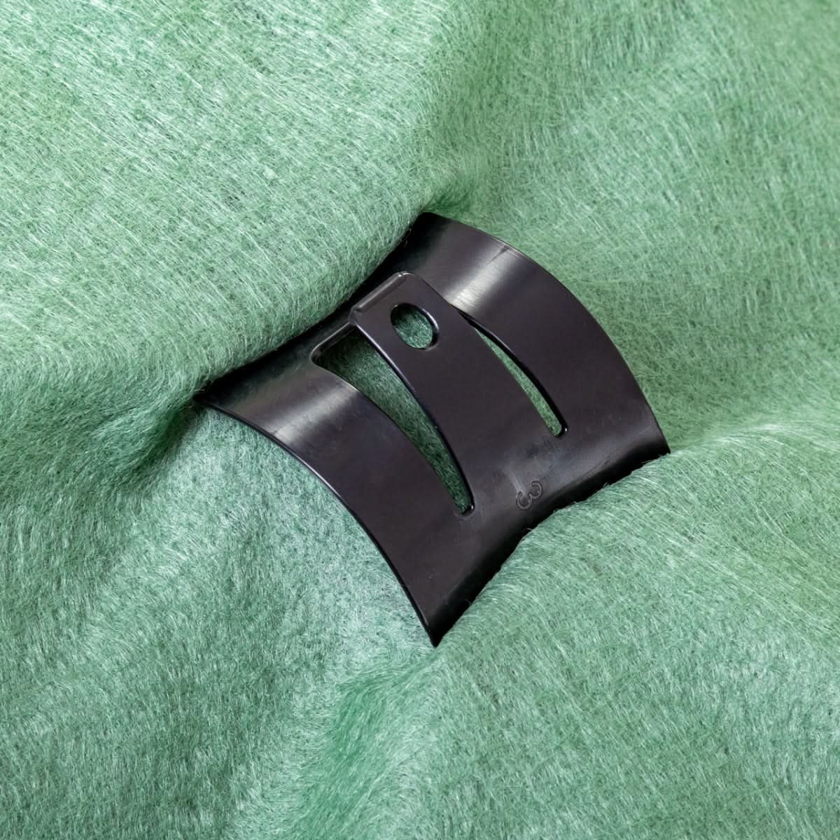 Dispozitiv de fixare saci de nisip pe prelată pentru baloti