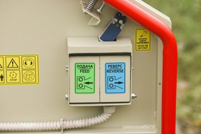 Tocator crengi ZEP  MK-170BD ARPAL cu motor 35 CP, diametru max 180 mm, 10 m3/h, 6 cutite, jgheab 360°