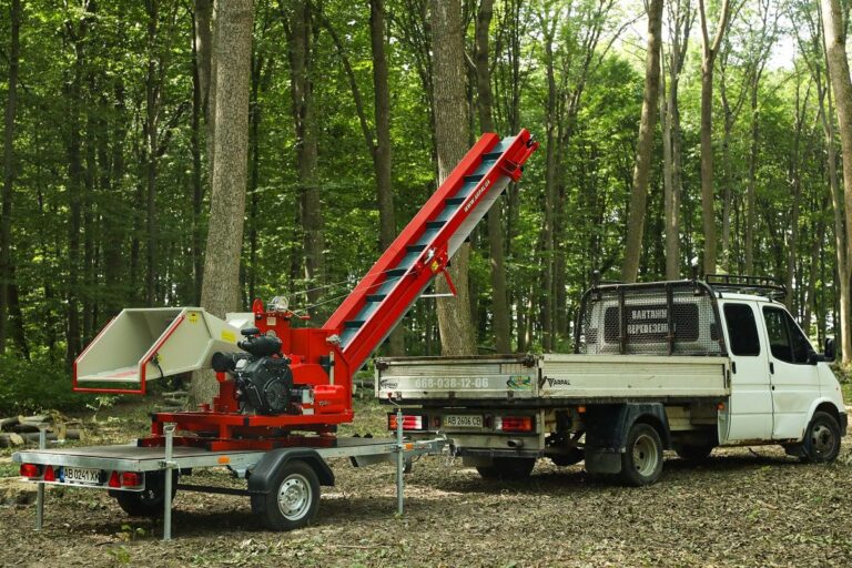 Tocator crengi ZE PAM-200 BD-K PRO cu motor 35 CP, diametru max 200 mm, banda transport 3.5 m, 14 m3/h