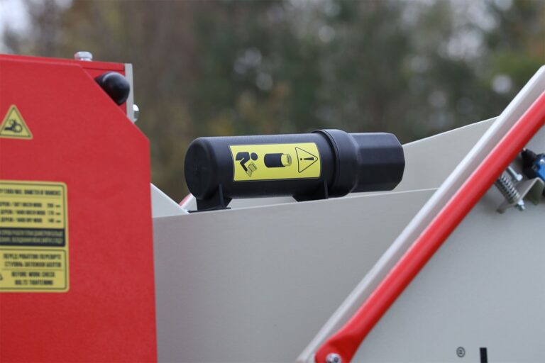 Tocator crengi  ZEP AM-200 PTO-K PRO cu banda 4 m, diametru max 200 mm, 80 CP, 14 m3/h