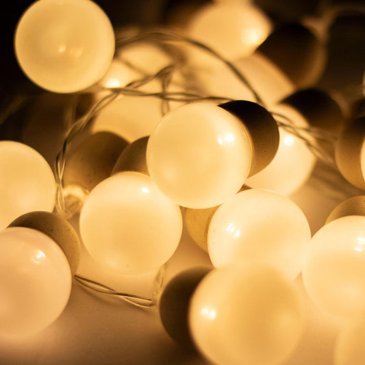 Ghirlanda luminoasa 20 LED alb cald, decor glob lemn si plastic, 2.85 m, pe baterii, comutator ON/OFF