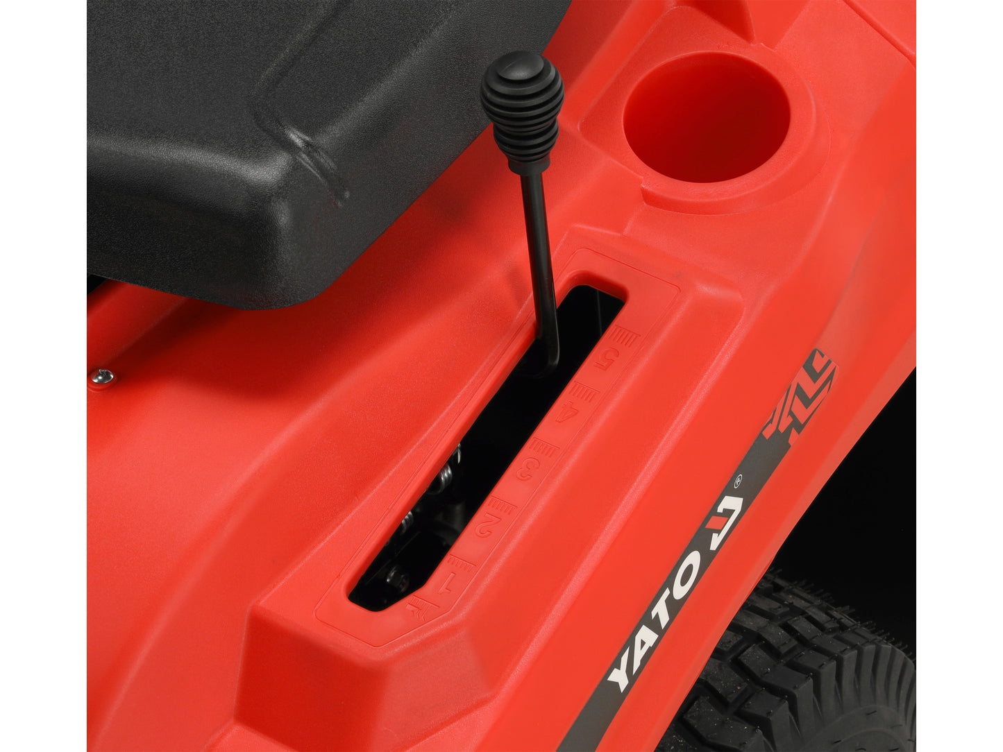 TRACTORAȘ TUNS IARBA