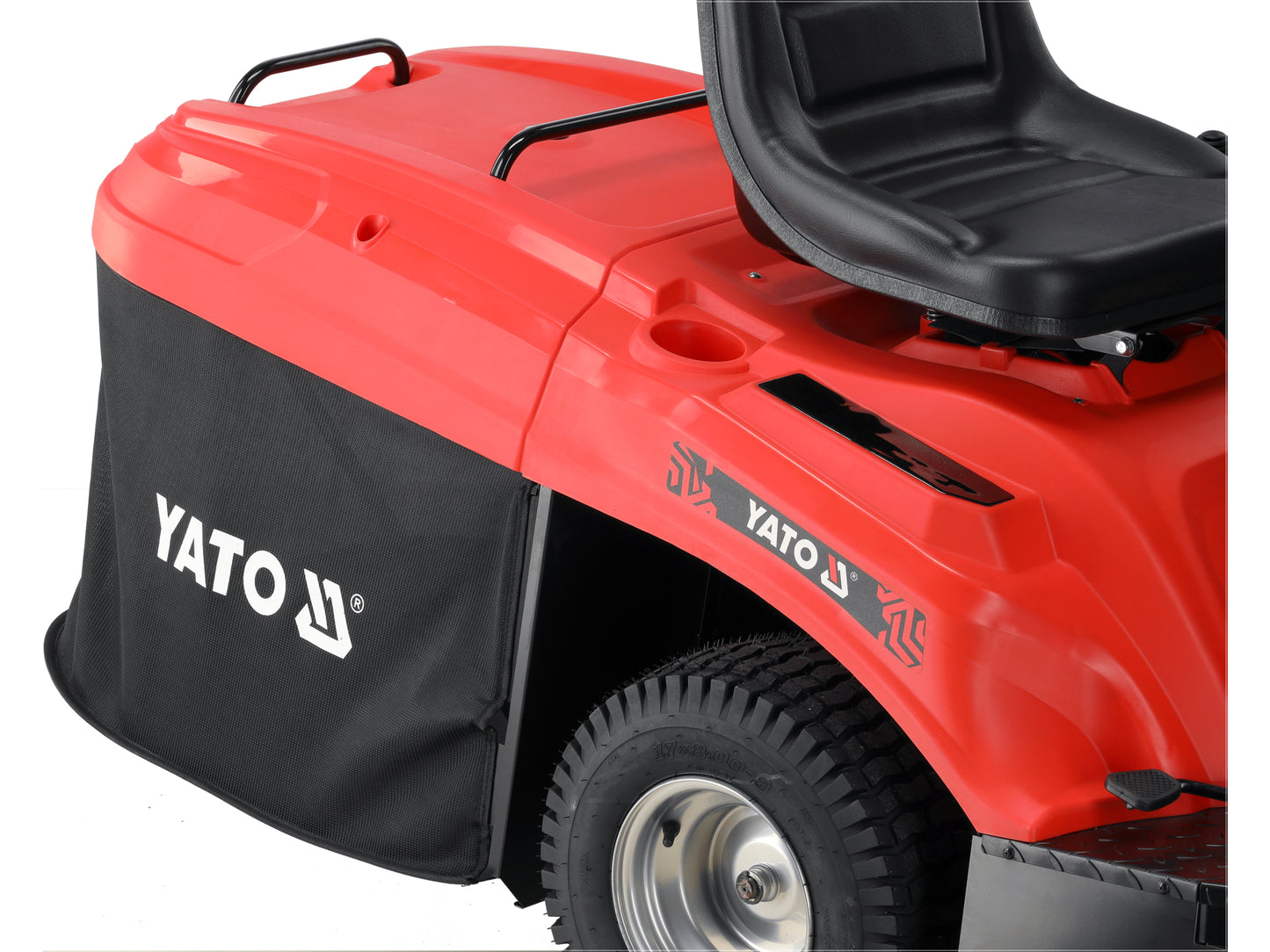 TRACTORAȘ TUNS IARBA