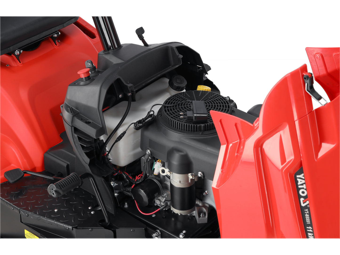 TRACTORAȘ TUNS IARBA