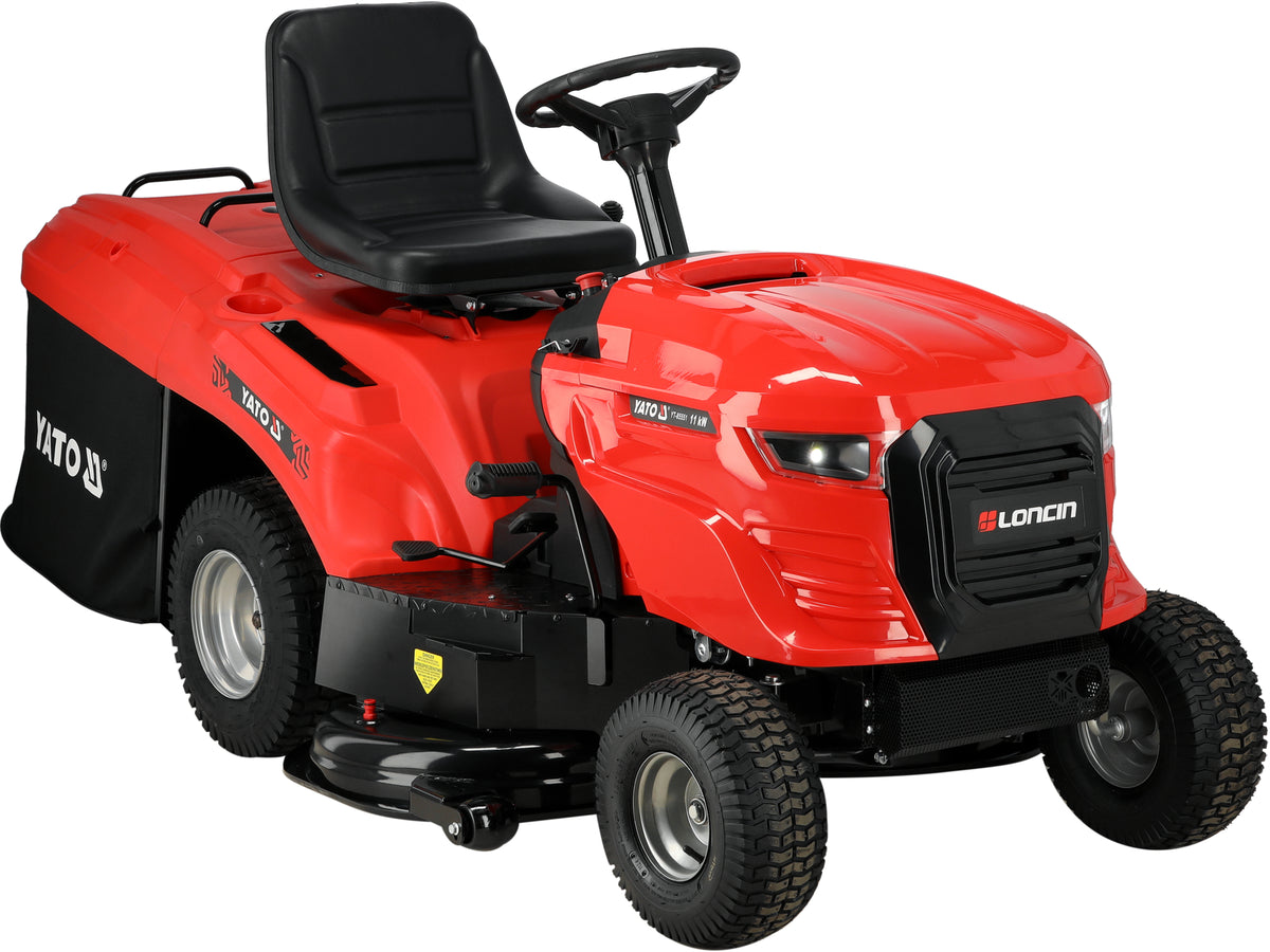 TRACTORAȘ TUNS IARBA
