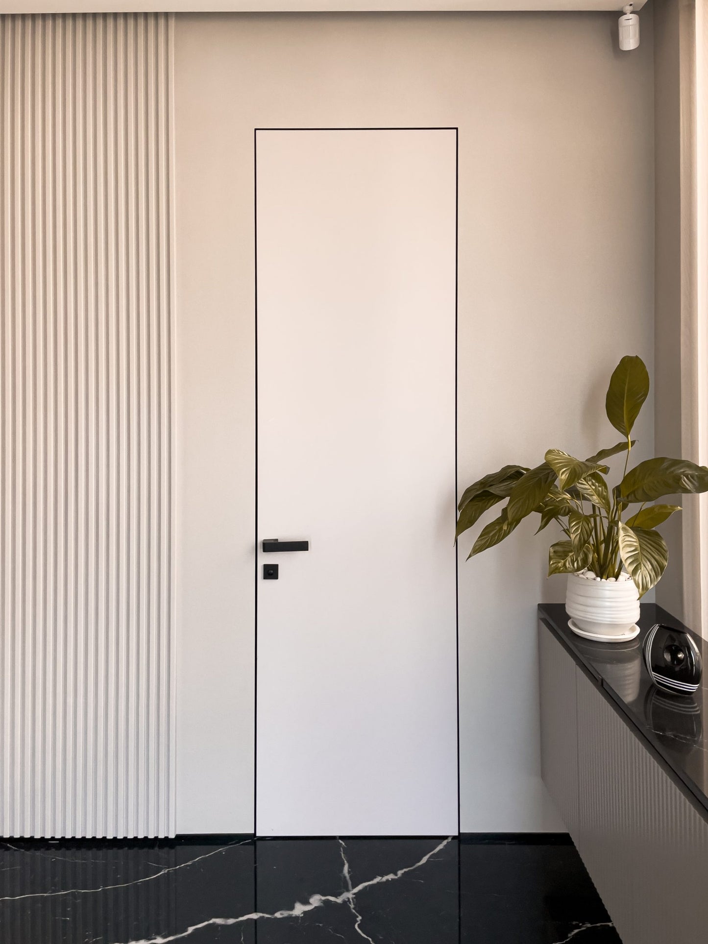 Usa de interior cu toc ascuns Filomuro - garnitura neagra - 230 x 90 cm